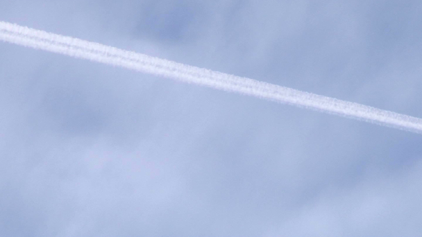 Jet di aeroplano nel cielo
 - Filmati, video