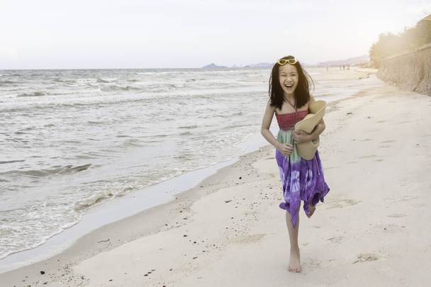 Niña feliz jugando en la playa, concepto divertido de verano
 - Foto, Imagen