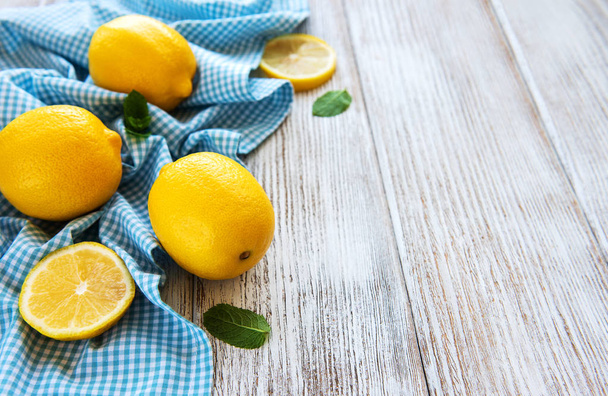 Fresh lemons on a white wooden table - Foto, Bild