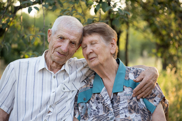 abuelos sonrientes. retrato de hombre mayor sonriente y mujer mayor en el jardín. feliz viejo ag - Foto, Imagen