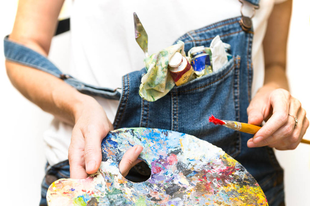 time of creativity. girl painter holds a brus - Фото, зображення