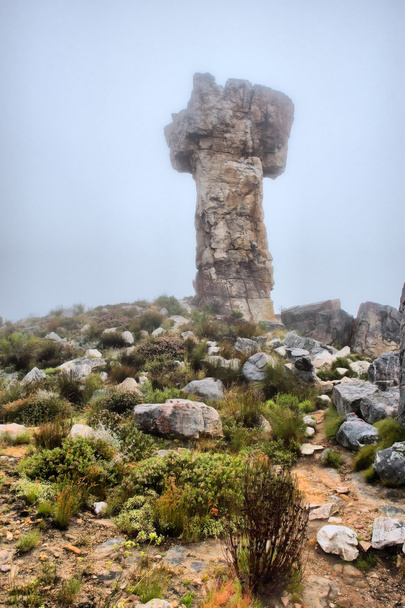 Croce maltese roccia nella nebbia
 - Foto, immagini