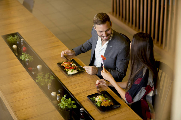 Giovane coppia amorevole pranzare nel ristorante moderno
 - Foto, immagini
