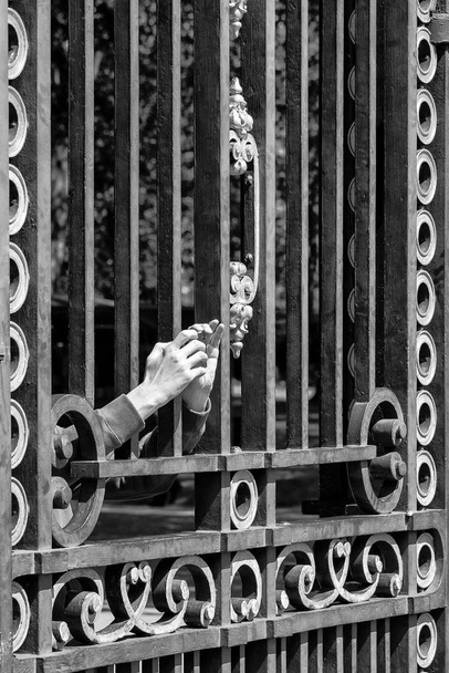 Нарушение конфиденциальности - рука мужчины в заборе
 - Фото, изображение