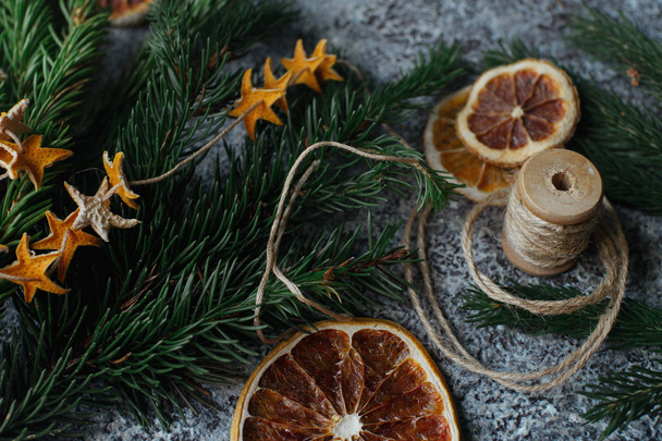 dry oranges with fir branches and string, close up - Valokuva, kuva