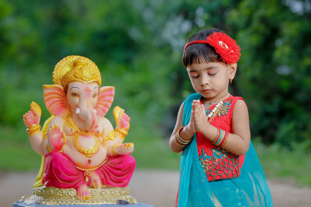 Malá indická dívka dítě s lord ganesha a modlitby, indické ganesh festival - Fotografie, Obrázek