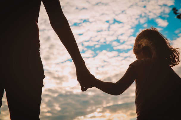 γονείς - μητέρα και κόρη, κρατώντας τα χέρια ηλιοβασίλεμα - Φωτογραφία, εικόνα