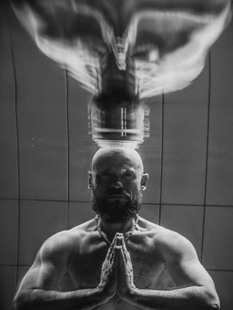 portret monochome mięśnie broda jogi człowieka pod wodą w basenie - Zdjęcie, obraz