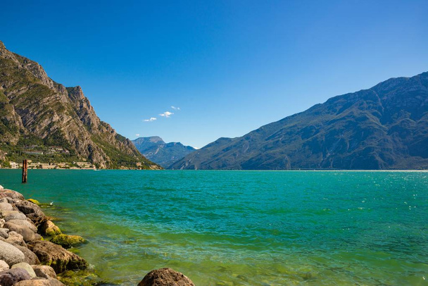 Güzellik yaz görünümü Limone sul Garda ve Garda Gölü ve dağlar, Lombardiya, İtalya - Fotoğraf, Görsel