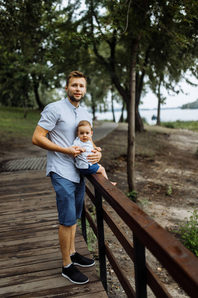 公園で息子と幸せな若い父親 - 写真・画像
