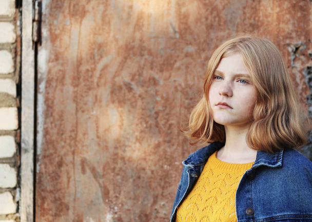 sad teenager girl on background brown wall - Fotoğraf, Görsel