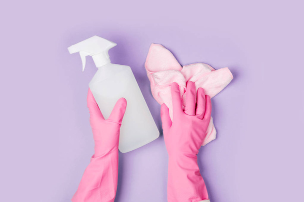 hands in rubber gloves holding cleanser spray and microfiber cloth - Foto, Imagem