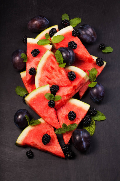 Watermeloen slices en munt bladeren op achtergrond. gezond vegetarisch eten - Foto, afbeelding
