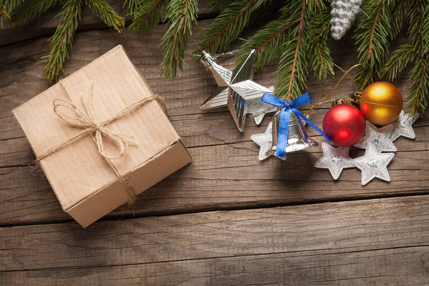 Árbol de Navidad con caja de regalo y decoraciones en mesa de madera
 - Foto, imagen
