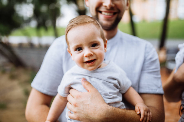 Happy young father  with son in the park - Foto, Imagen