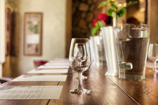 Fila di bicchieri in un ristorante
 - Foto, immagini