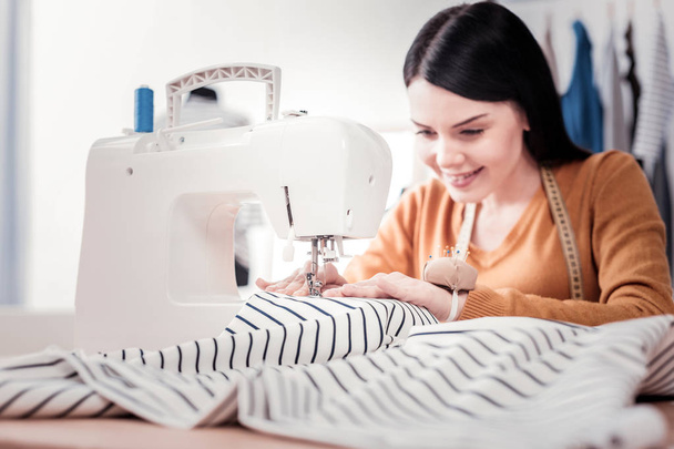 Selective focus of sewing process and sewing machine - 写真・画像