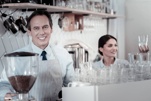 Lächelnde Café-Mitarbeiter mit Brille und zufrieden - Foto, Bild