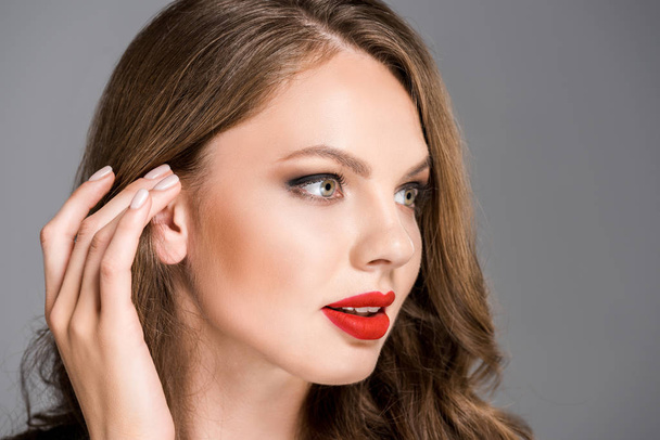 muotokuva nuori tyylikäs nainen punainen huulipuna huulilla eristetty harmaa
 - Valokuva, kuva