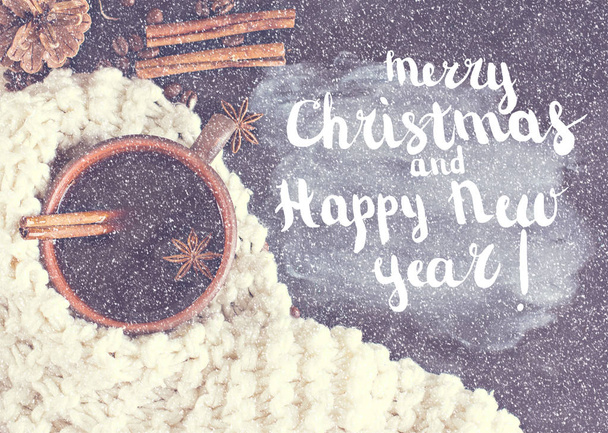 Káva, ořechy, šišky, útulné Pletená deka. Zimní, nový rok, Vánoce zátiší. Tabule křída nápisy a místo pro text - Fotografie, Obrázek
