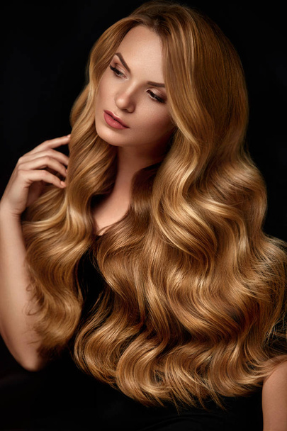 Beauty Hair. Beautiful Woman With Curly Long Blond Hair - Fotografie, Obrázek