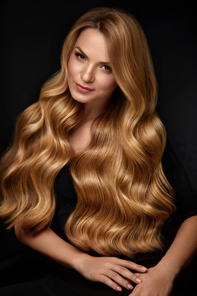 Beauty Hair. Beautiful Woman With Curly Long Blond Hair - 写真・画像