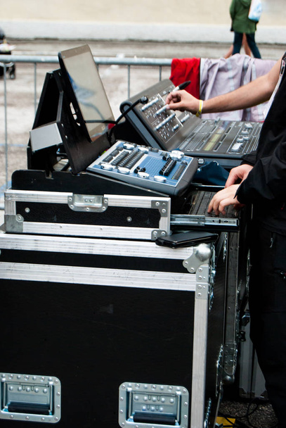 Manos de técnicos durante la prueba de sonido antes del concierto
 - Foto, imagen
