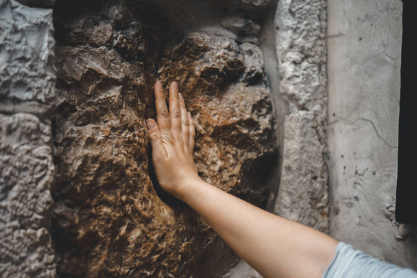 Jerusalém, Israel. 28 de julho de 2018. Tocando a Pedra Sagrada na Via Dolorosa
 - Foto, Imagem