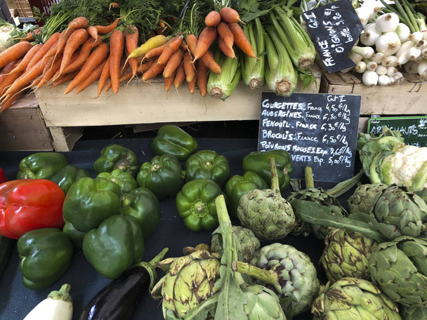 Fruits et légumes frais et biologiques au marché fermier parisien
 - Photo, image