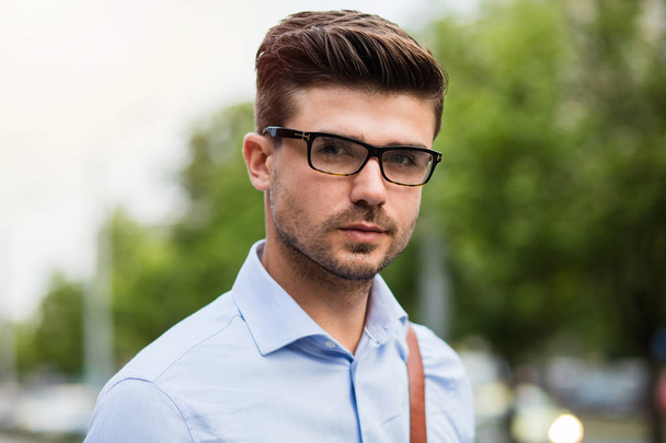 портрет молодого підприємця. красивий розумний випадковий чоловік з окулярами та синьою сорочкою
 - Фото, зображення