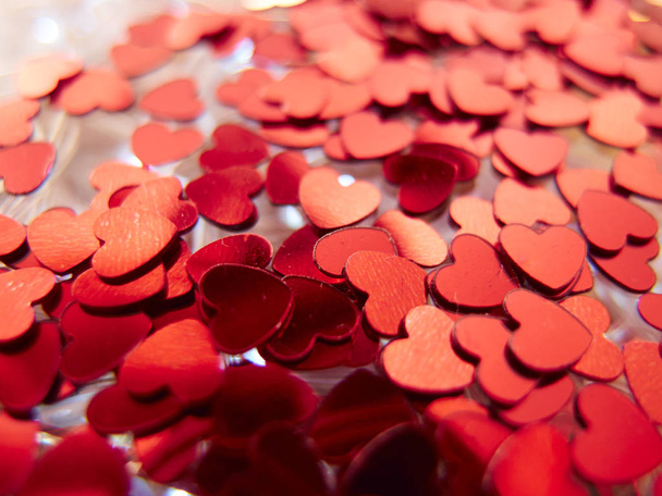 Zavřít pohled na zářivě červené srdce konfety - Fotografie, Obrázek