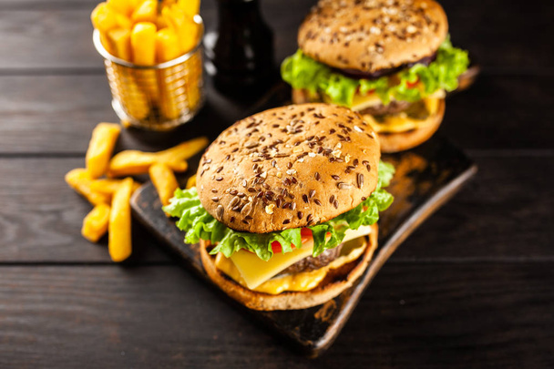 Смачні гамбургери на грилі
 - Фото, зображення