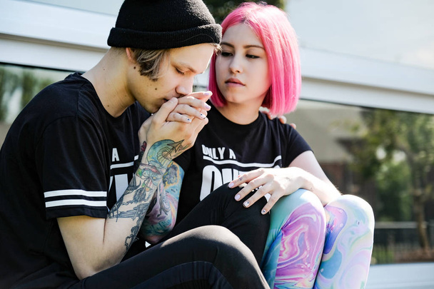 Couple in love. Beautiful young couple posing outdoor. Pink hair girl and hipster - Foto, Imagen