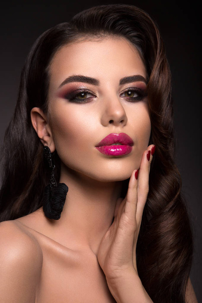 Красивая женщина с профессиональным макияжем. Розовые губы
 - Фото, изображение