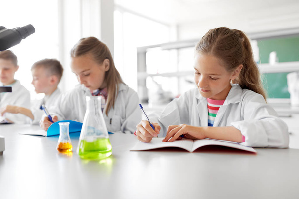 kémia laboratórium iskolában tanuló gyerekek - Fotó, kép