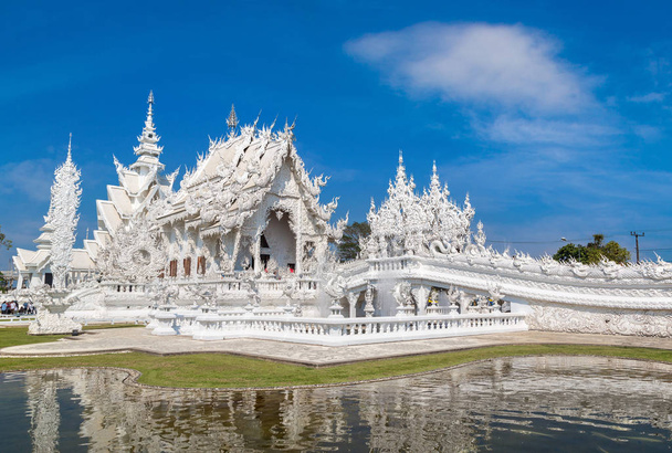 White Temple (Wat Rong Khun) in Chiang Rai, Thailand in a summer day - Foto, imagen