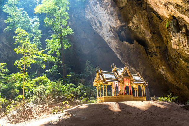 Royal pavilion in Phraya Nakorn cave, National Park Khao Sam Roi Yot, Thailand in a summer day - Foto, Imagem