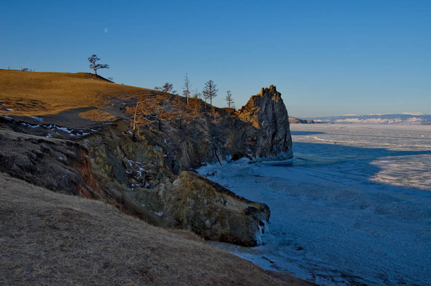 Venäjältä. Itä-Siperiassa. Baikal-järvi, Olkhon-saaren hiekkaranta pieneltä mereltä
. - Valokuva, kuva