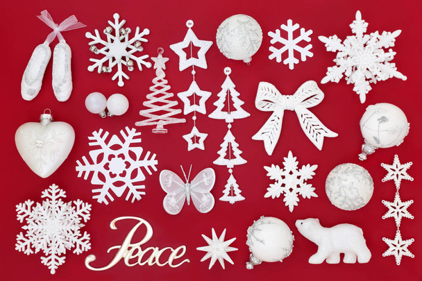 segno di pace di Natale con bianco e argento bauble decorazioni su sfondo rosso. Biglietto di auguri natalizio tradizionale per le festività natalizie
. - Foto, immagini