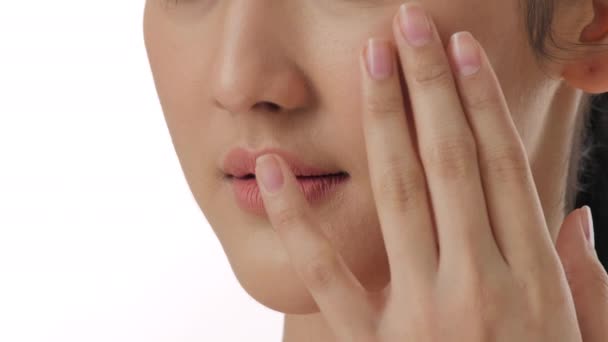 Detailní záběr portrét krásné mladé asijské ženy dotýkání obličeje a zdravou kůži v pomalém pohybu skincare konceptu. - Záběry, video