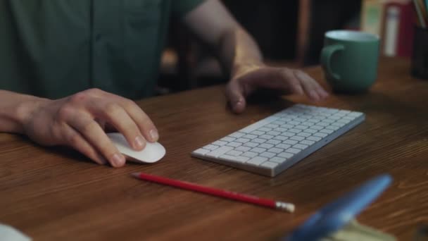 Αρσενικό χέρια, πληκτρολογώντας κείμενο σε σύγχρονο πληκτρολόγιο, ενώ εργάζονται σε υπολογιστή - Πλάνα, βίντεο