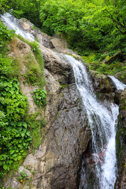 Wasserfall von St. Andrew in der Nähe der Stadt Sarpi in Adschara, Georgien - Foto, Bild
