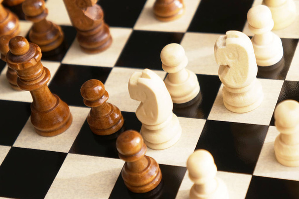 Šachové figurky ze dřeva - Fotografie, Obrázek