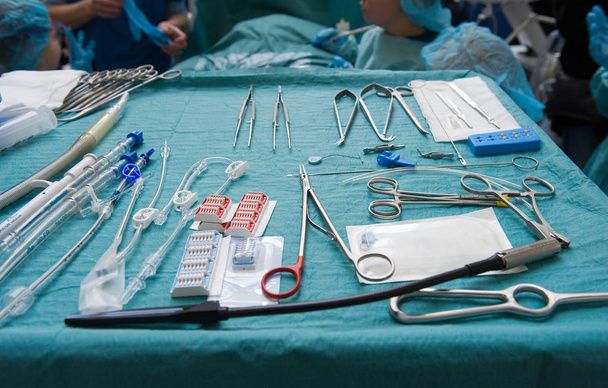 Herramientas en una mesa de operaciones en un hospital
 - Foto, imagen