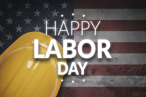 С Днем Труда. Празднование Дня USALabor с американским флагом и желтым шлемом безопасности
. - Фото, изображение