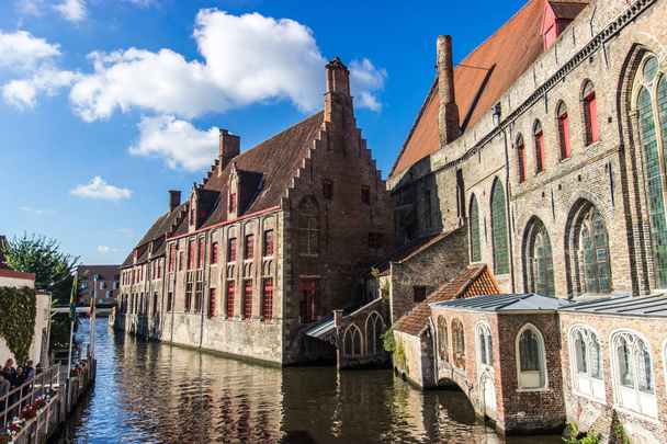 Nice sunny view at canals of Brugge with blue sky - Foto, imagen
