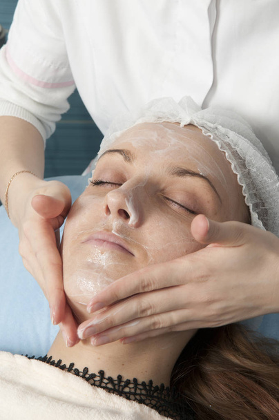 Woman doing facial beauty treatments - Foto, Bild