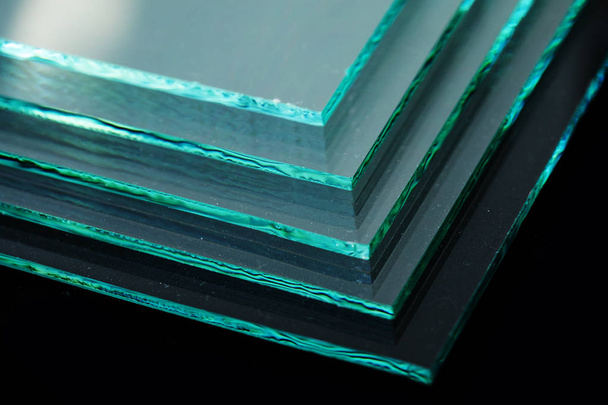 Sheets of Factory manufacturing tempered clear float glass panels cut to size - Valokuva, kuva