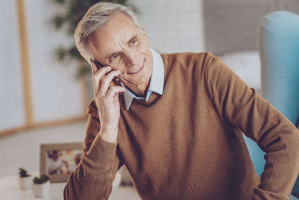 Relaxed senior male person talking per telephone - Zdjęcie, obraz