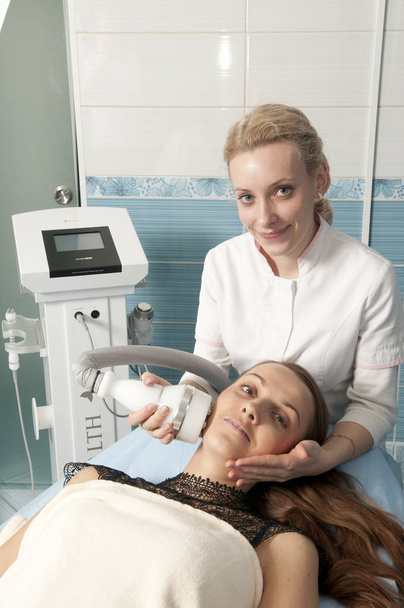 Mujer joven recibiendo rf-lifting procedimiento
. - Foto, Imagen